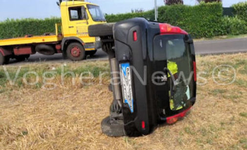 VOGHERA 21/07/2016: Il tamponamento. Poi l’auto si ribalta nel campo