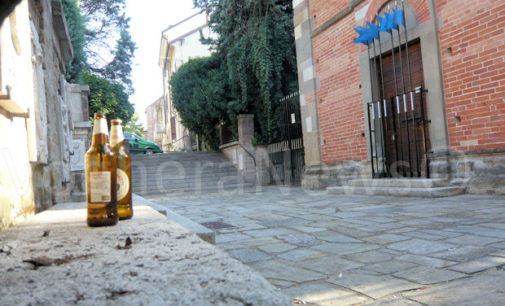 VOGHERA 25/07/2016: Segnaletica divelta. Bottiglie Sigarette e Rifiuti sparsi sull’area. Cafoni all’opera al monumento più antico della città. Il Tempio Sacrario della Cavalleria. Il Priore chiede di punire i colpevoli e più sorveglianza