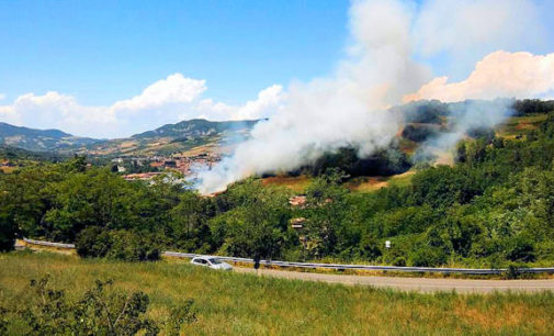 VARZI 13/07/2016: Grosso incendio nei boschi sopra Varzi. Al lavoro decine di uomini. Sui social impazzano anche polemiche (false e inutili) sulla caserma dei pompieri chiusa. Invece i Vvf di Varzi sono stati fra i primi ad accorrere