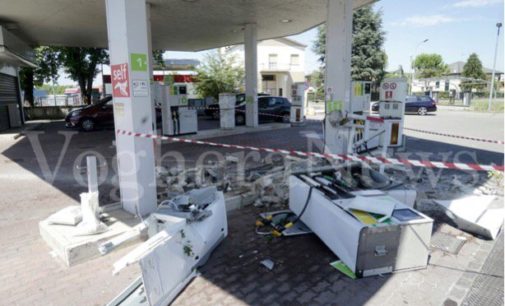 CASTEGGIO 01/08/2016 : Folle colpo nella notte al distributore. Con un tir abbattono la colonnina dei soldi e pure le pompe della benzina