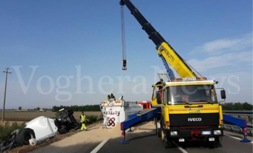 VOGHERA 09/08/2016: Mezzo pesante perde il controllo e finisce fuori carreggiata. A21 bloccata per due ore. Sul posto Cri Pompieri 118 Polstrada