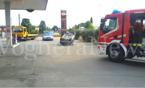 CASTEGGIO 01/08/2016: Auto si ribalta alla rotonda sotto la tangenziale e finisce nel distributore. Rischio scoppio evitato per pochi metri