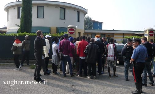 PAVIA 26/09/2016: Migranti. Lega all’attacco. Interrogazione di Centinaio sulle proteste a Castelletto. Attacco anche al mercato immobiliare che “lucra sulle palle dei migranti e degli italiani”