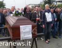 VOGHERA 22/09/2016: Licenziamenti Cameron. Quarto giorno di mobilitazione. Ancora altissima la tensione. Oggi è stato il giorno del funerale all’Azienda inscenato dai lavoratori in sciopero