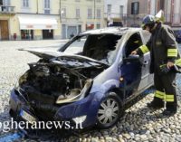 VOGHERA 26/09/2016: Auto distrutta dalle fiamme in piazza Duomo