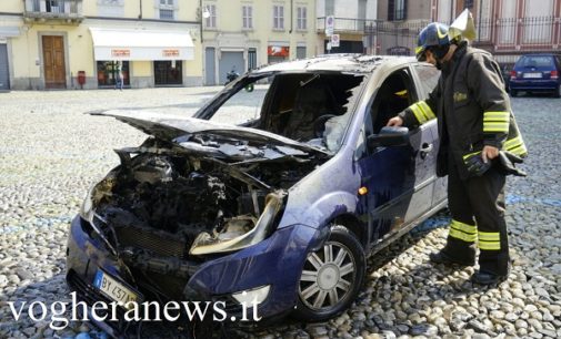 VOGHERA 26/09/2016: Auto distrutta dalle fiamme in piazza Duomo