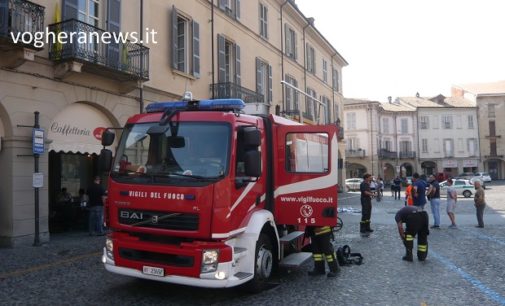 VOGHERA 13/09/2016: Incendio in ufficio di piazza Duomo. Le fiamme contenute dall’intervento di un coraggioso agente della polizia locale. Poi sono arrivati i pompieri che hanno risolto l’emergenza