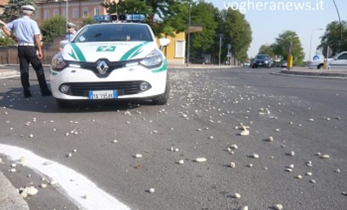 VOGHERA 09/09/2016: Camion perde ghiaia alla rotonda del ponte rosso e si dilegua