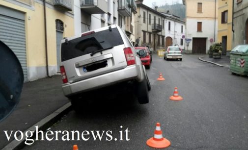 BRONI 25/11/2016: Auto improvvisamente “inghiottita” dall’asfalto. La buca era profonda 2 metri