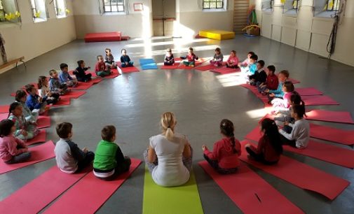 VOGHERA 21/11/2016: Scuola. Alla scuola primaria De Amicis il progetto “Yoga Bimbi”