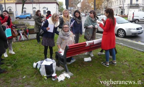 VOGHERA 25/11/2016: Femminicidio. Questa mattina cerimonia con gli studenti alla “panchina rossa”. Alle 17.30 il flash mob e la fiaccolata. Isa Maggi “La panchina rossa deve disturbare e indurre alla riflessione”