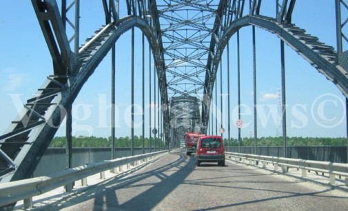 CASEI GEROLA 24/11/2016: La piena del Po fa paura. In serata la Provincia chiude il malandato ponte della Gerola