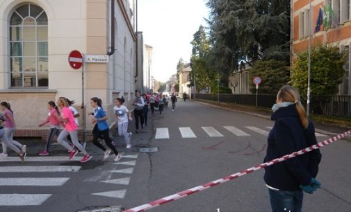 VOGHERA 07/11/2016: Via Foscolo chiusa per una corsa degli studenti della Dante