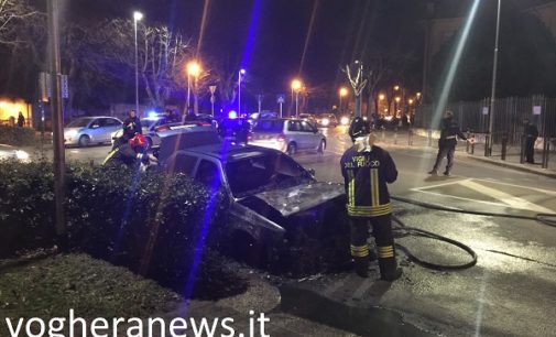 VOGHERA 24/01/2017: Rogo in via Don Minzoni. Auto prende fuoco mentre transita alla rotonda all’incrocio con via Matteotti