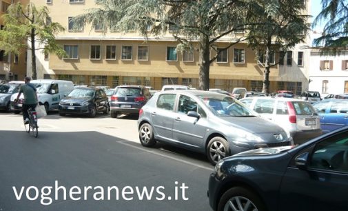 VOGHERA 18/01/2017: Danneggiate auto di medici e pazienti. Il vandalo dell’Ospedale è tornato. Tutti sanno chi è. Quel che fa è considerato un flagello. Ma non c’è niente e nessuno che sembra poterlo fermare