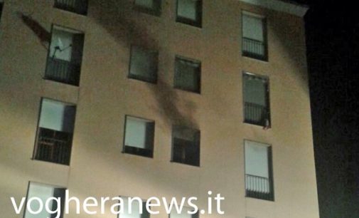 VOGHERA 10/02/2017: Incendio di piazza Bandiera (AGGIORNAMENTO). Sfiorata la tragedia. Provvidenziale l’operato dei pompieri. Sta bene l’inquilino della casa andata a fuoco