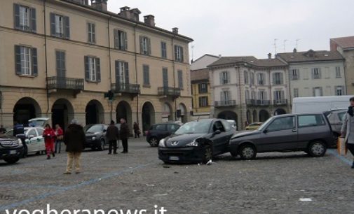 VOGHERA 23/02/2017: Scontro nel parcheggio di piazza Duomo. Un uomo si ferisce alla testa