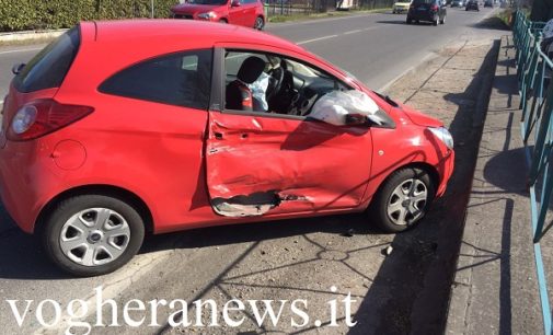 VOGHERA 26/02/2017: Scontro in via Piacenza. Carrozzeria ‘strappata’. Ferita la conducente