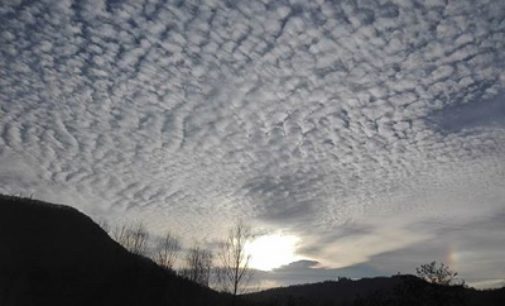 VOGHERA 27/02/2017: Strane nuvole e arcobaleni nei cieli dell’Oltrepo. La spiegazione del meteorologo Poggi. “E’ il parelio”