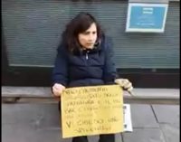 PAVIA 16/02/2017: Barista per protesta contro la crisi e la gestione della viabilità si mette a chiedere la carità