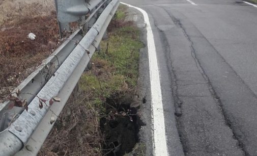 VOGHERA 12/02/2017: Il Cavo Lagozzo si mangia la strada. Chiusa per cedimento la Sp 23