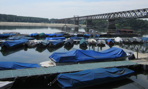 PAVIA 24/11/2019: Maltempo. Si attende la piena del fiume Po. Previsto un massimo di 6 mt sullo zero idrometrico alla Becca. Per ora il ponte resta aperto