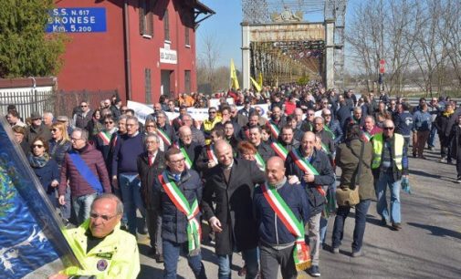 PAVIA 13/03/2017: Successo della 1° marcia sul ponte della Becca per chiedere un nuovo attraversamento. Il Ponte però resta gravemente malato e fonte di disagi. A breve verrà anche parzialmente chiuso per lavori