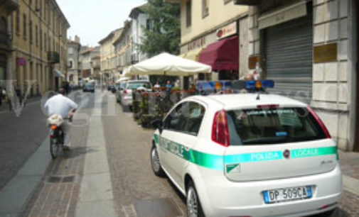 VOGHERA 01/03/2017: Con il motorino contro la macchina. La polizia locale cerca un giovane