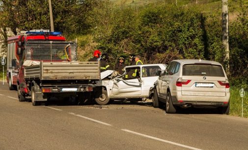 VARZI 14/04/2017: Incidente sulla Sp per il Penice. Auto resta schiacciata fra un furgone e un’altra vettura. Ferito un uomo