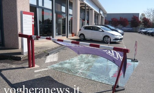 VOGHERA 06/04/2017: Auto rubate. Vetrine spaccate. Computer spariti. Notte di devastazione e razzie nelle attività commerciali lungo via Piacenza