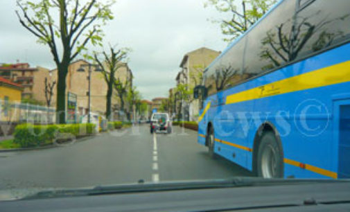 VOGHERA 11/05/2017: I pendolari in bus protestano per la soppressione della Linea Veloce 420 tra Voghera e Milano