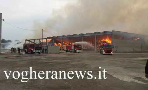 CASATISMA 12/05/2017: Un mega incendio devasta capannone pieno di fieno. 30 pompieri al lavoro dalle 3 di questa notte (FOTO VIDEO)