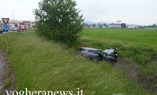 VOGHERA 11/05/2017: Auto giù dalla scarpata. Incidente alla rotonda per un malore del guidatore