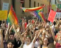 PAVIA 26/06/2020: Un grande Arcobaleno sul Broletto. L’iniziativa delle associazioni LGBT