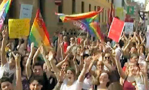 PAVIA 26/06/2020: Un grande Arcobaleno sul Broletto. L’iniziativa delle associazioni LGBT