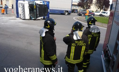 VOGHERA 08/05/2017: AGGIORNAMENTO. Il Rondó Carducci bloccato fino a tarda sera per il ribaltamento di un bilico