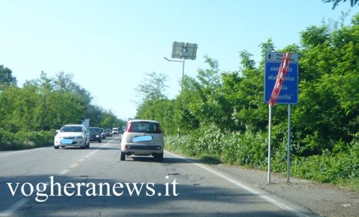 BRESSANA CAVA MANARA 18/05/2017: Conto alla rovescia per l’accensione del Tutor sul ponte del Po. Installati cartelli e pali. Si attendono le telecamere