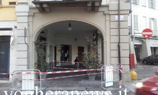 VOGHERA 07/06/2017: Un grosso pezzo di cornicione cade sul marciapiede. Transenne in piazza Duomo