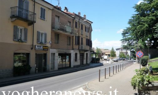 GODIASCO 06/06/2017: Momenti concitati questa mattina in centro al paese. Migrante blocca la Sp461 stendendosi sull’asfalto. A toglierlo dalla strada altri richiedenti asilo. Poi l’arrivo della Polizia. Ancora ignoti i motivi del gesto