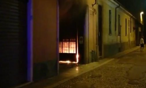 VOGHERA 20/06/2017: Fiamme e fumo nella notte (VIDEO). Un incendio in via Cavallotti provoca l’evacuazione di una palazzina