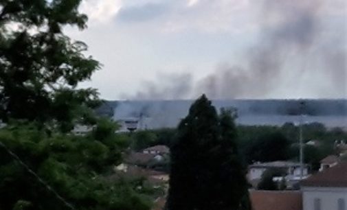 STRADELLA 06/06/2017: Incendio al centro di stoccaggio dei rifiuti. Pompieri a lavoro