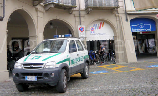 VOGHERA 20/06/2017: Blitz della polizia locale in piazza Duomo contro l’accattonaggio molesto. Fermate quattro persone