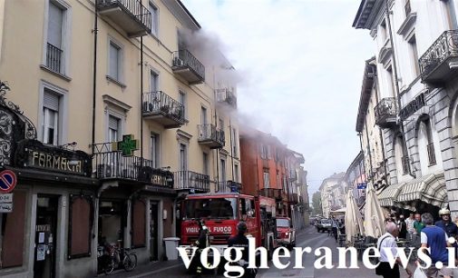 VOGHERA 17/07/2017: Brucia l’ascensore. Paura questa mattina in una palazzina di via Emilia. Il fumo provoca due intossicati. Uno è un pompiere che ha domato l’incendio