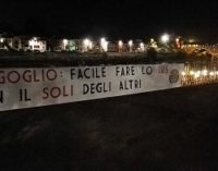 PAVIA 29/08/2017: “Bergoglio: facile fare lo Ius col Soli degli altri”. Striscione di CasaPound sul Lungo Ticino