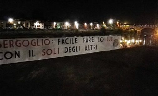 PAVIA 29/08/2017: “Bergoglio: facile fare lo Ius col Soli degli altri”. Striscione di CasaPound sul Lungo Ticino