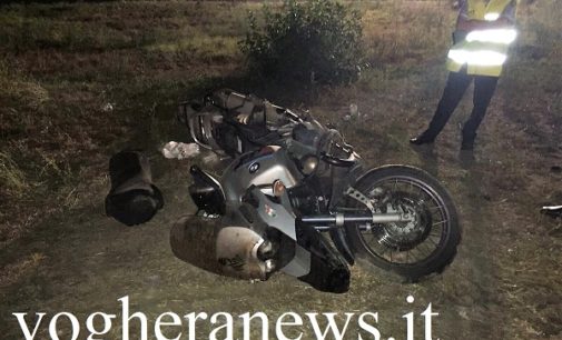 VOGHERA 19/08/2017: Un altro motociclista gravemente ferito dopo essere andato dritto alla rotonda alla fine di via Tortona. 51enne vogherese ricoverato a Pavia. La rotatoria da giorni ha i lampioni spenti