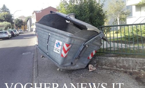 VOGHERA 02/08/2017: Auto nella notte distrugge cassonetto. Era già successo in via Piacenza con grande rischio che qualcuno si facesse male (VIDEO). Ecco cosa si rischia se ci si distrae in auto