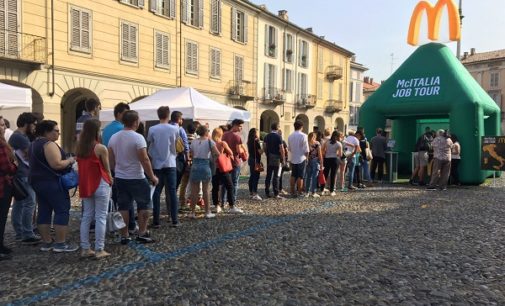 VOGHERA 30/08/2017: In piazza Duomo i colloqui per i 70 pre selezionati da McDonald’s per il nuovo Fast Food di viale Martiri. Ne passeranno solo 20