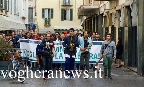 VOGHERA 12/10/2017: Studenti del Maserati-Baratta oggi in corteo per chiedere la palestra