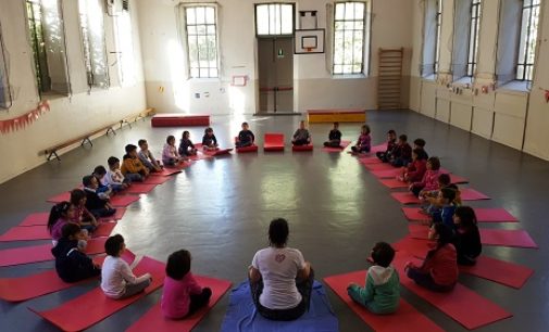 VOGHERA 25/10/2017: Partito il progetto “Yoga bimbi” alla Scuola Primaria De Amicis